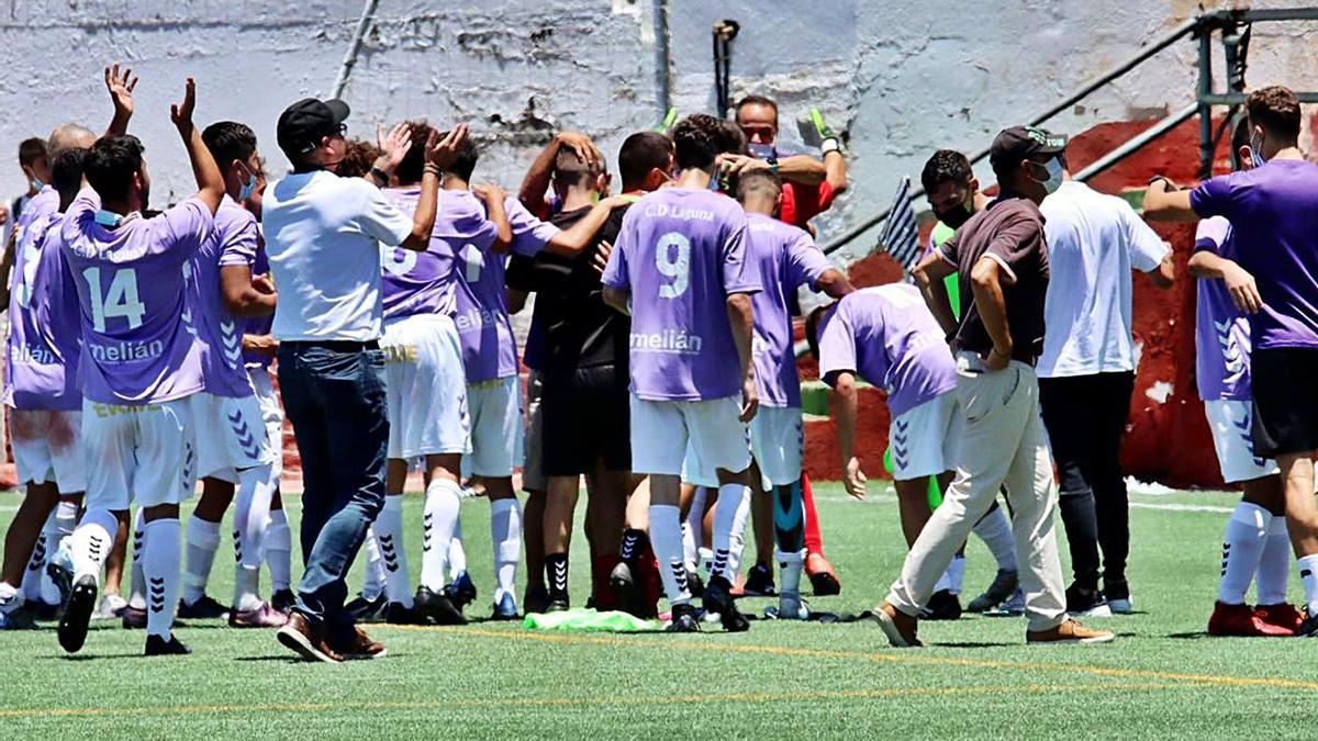 Los jugadores del Laguna festejan su pase en Tazacorte con sus aficionados, que viajaron con el equipo.