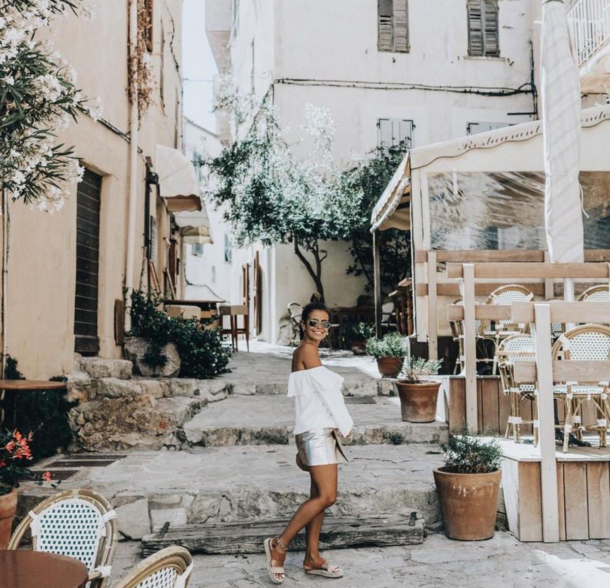 Looks blancos: top off shoulder y falda metalizada