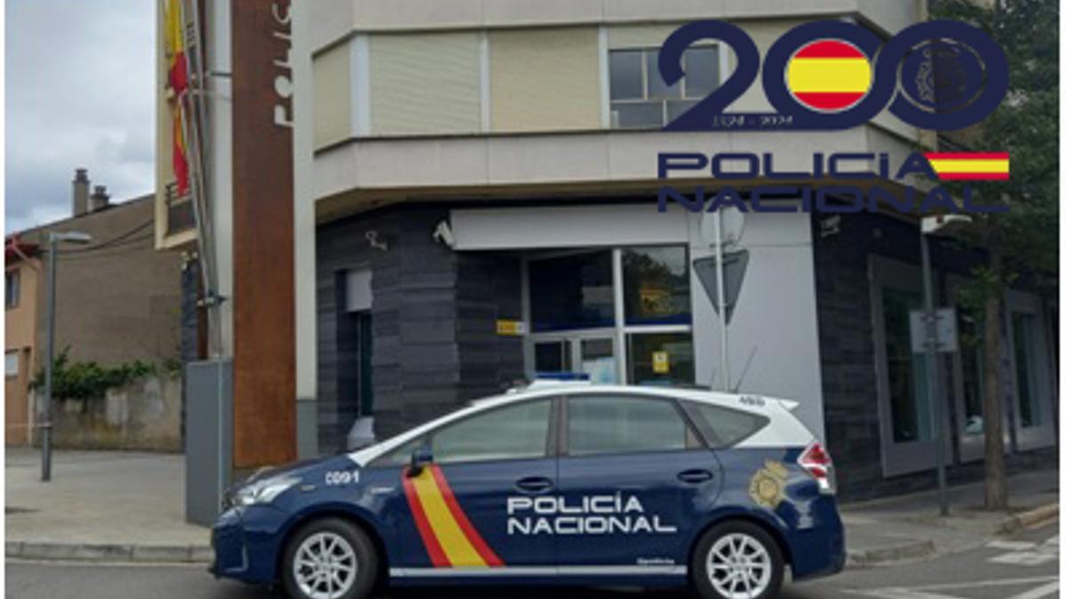Imagen de un coche de la Policía Nacional ante una comisaría