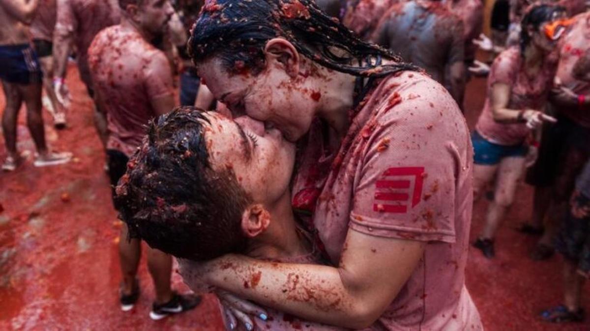 La Tomatina, que reúne a miles de personas cada año, es el principal símbolo del municipio.