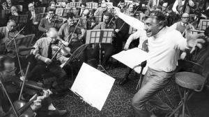 Leonard Bernstein dirige a la London Symphony Orchestra en la capital británica.