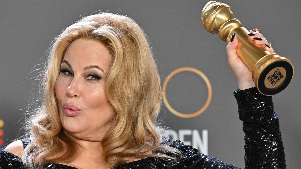 Jennifer Coolidge posa con su Globo de Oro.