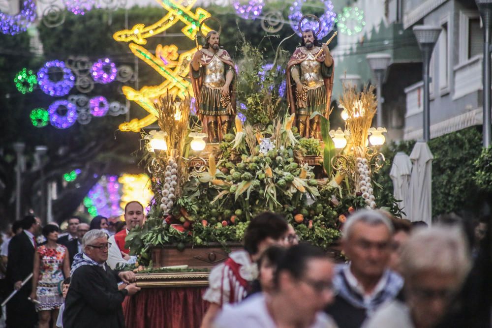 La ciudad sale a la calle para acompañar a las reliquias