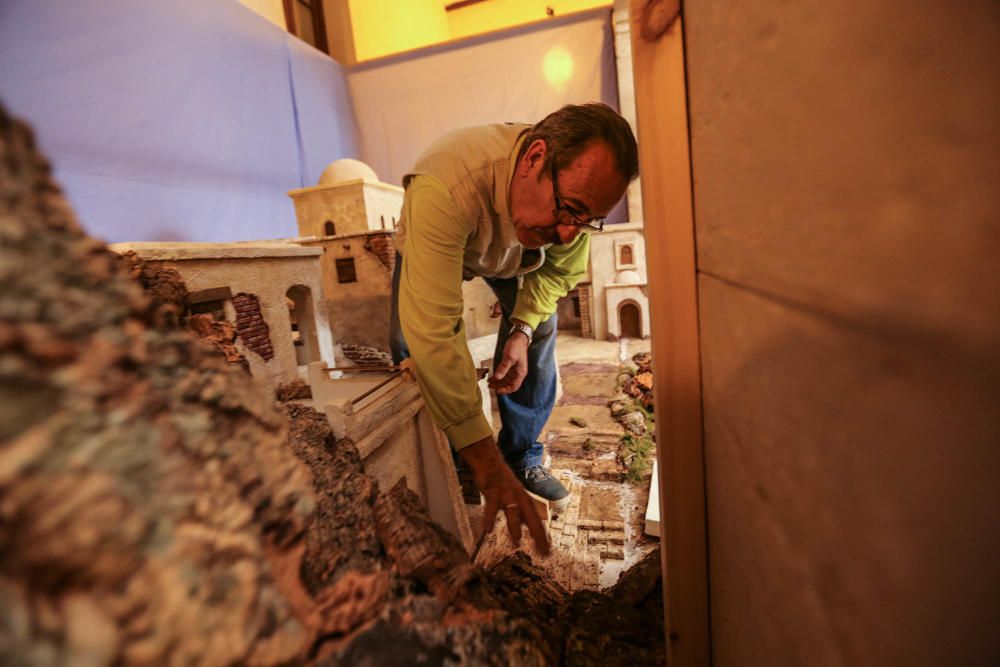 Instantes del montaje del belén en el Museo Sacro