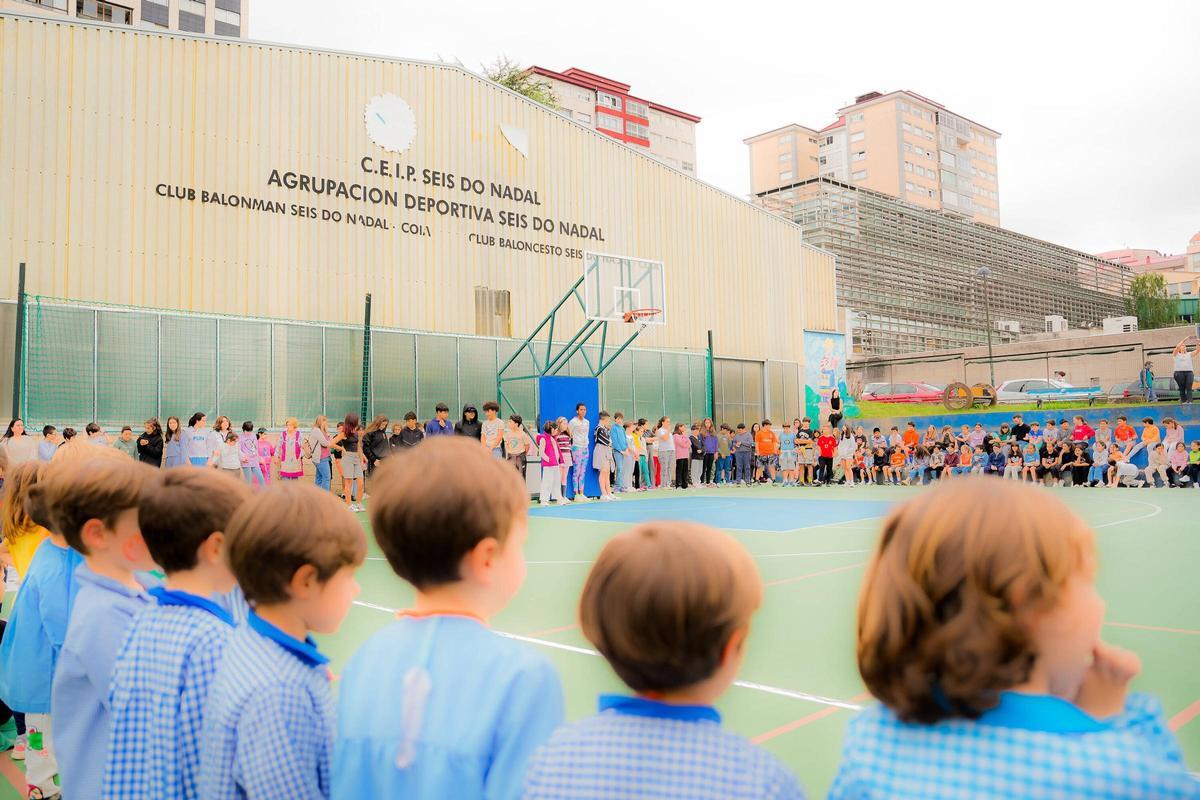 Cadena humana en el CEIP Plurilingüe Seis do Nadal.