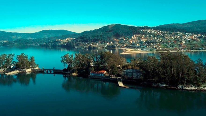 Vista aérea de la isla de San Simón en la ría de Vigo // FARO