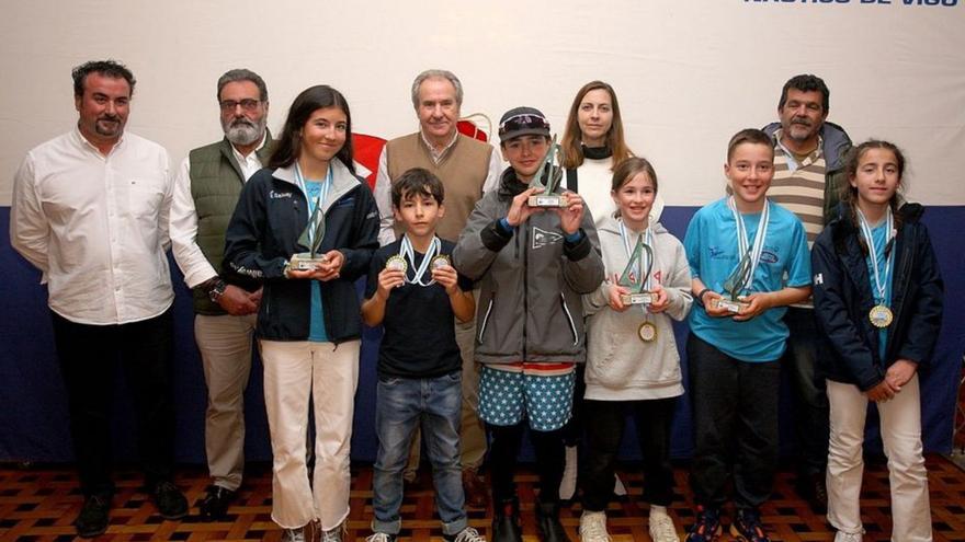 Los vencedores del Trofeo Aceites Abril, con las autoridades.