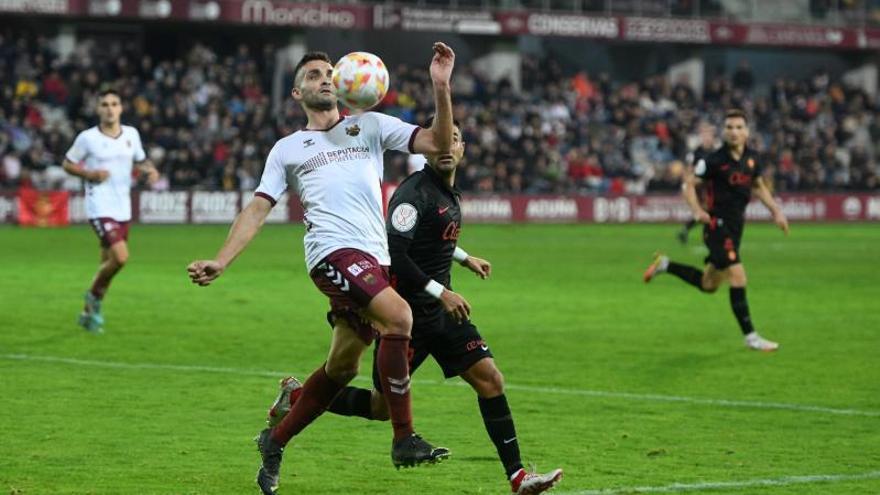 Churre controla un balón en el partido contra el Mallorca. |  // G. SANTOS