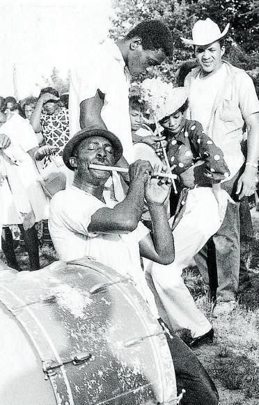 Napoleon Strickland, tocando el pífano en una fiesta en Como, Misisipí, en 1967.