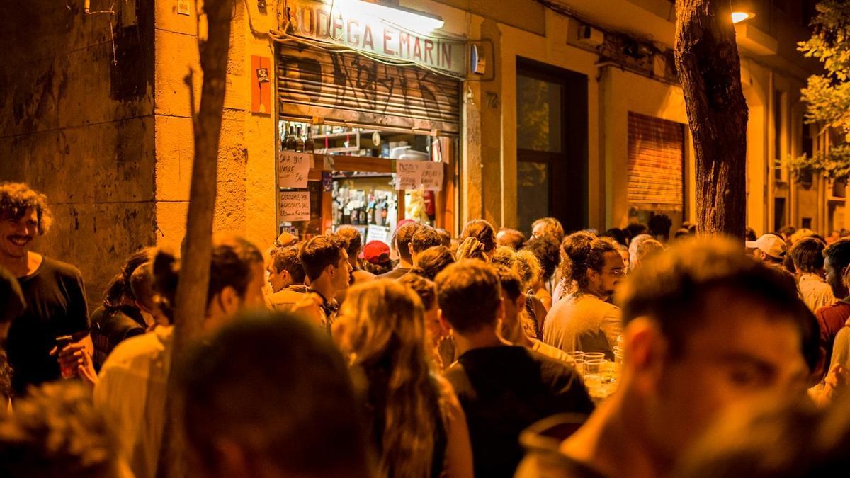 Botellones y grandes aglomeraciones en las fiestas de Gracia de Barcelona.