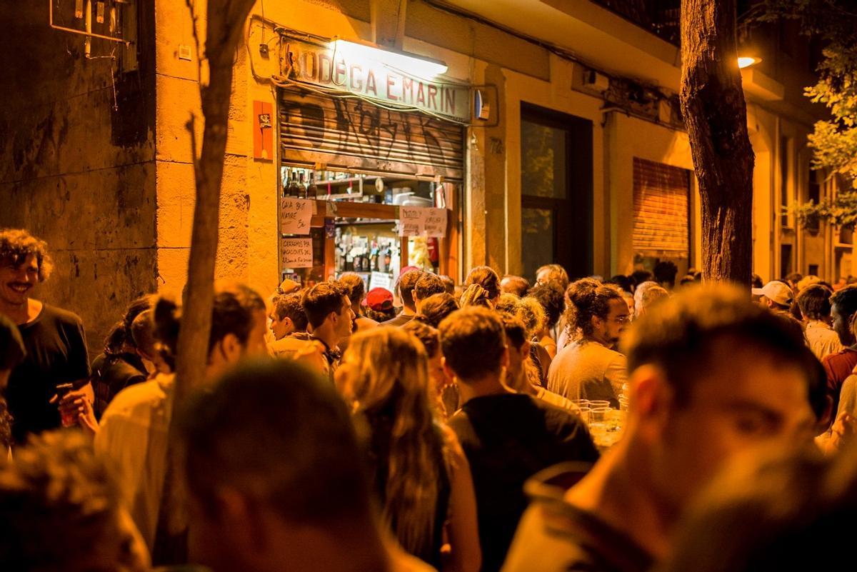 Botellones y grandes aglomeraciones en las fiestas de Gracia de Barcelona.