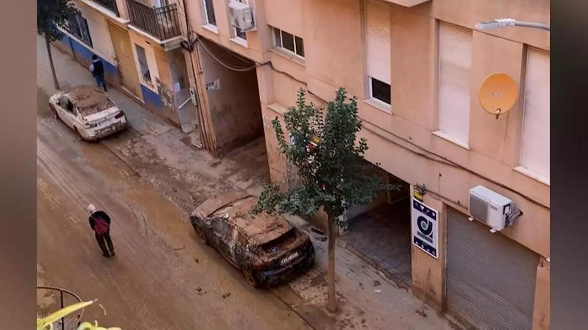 Una joven muestra cómo está Catarroja un mes después de la DANA