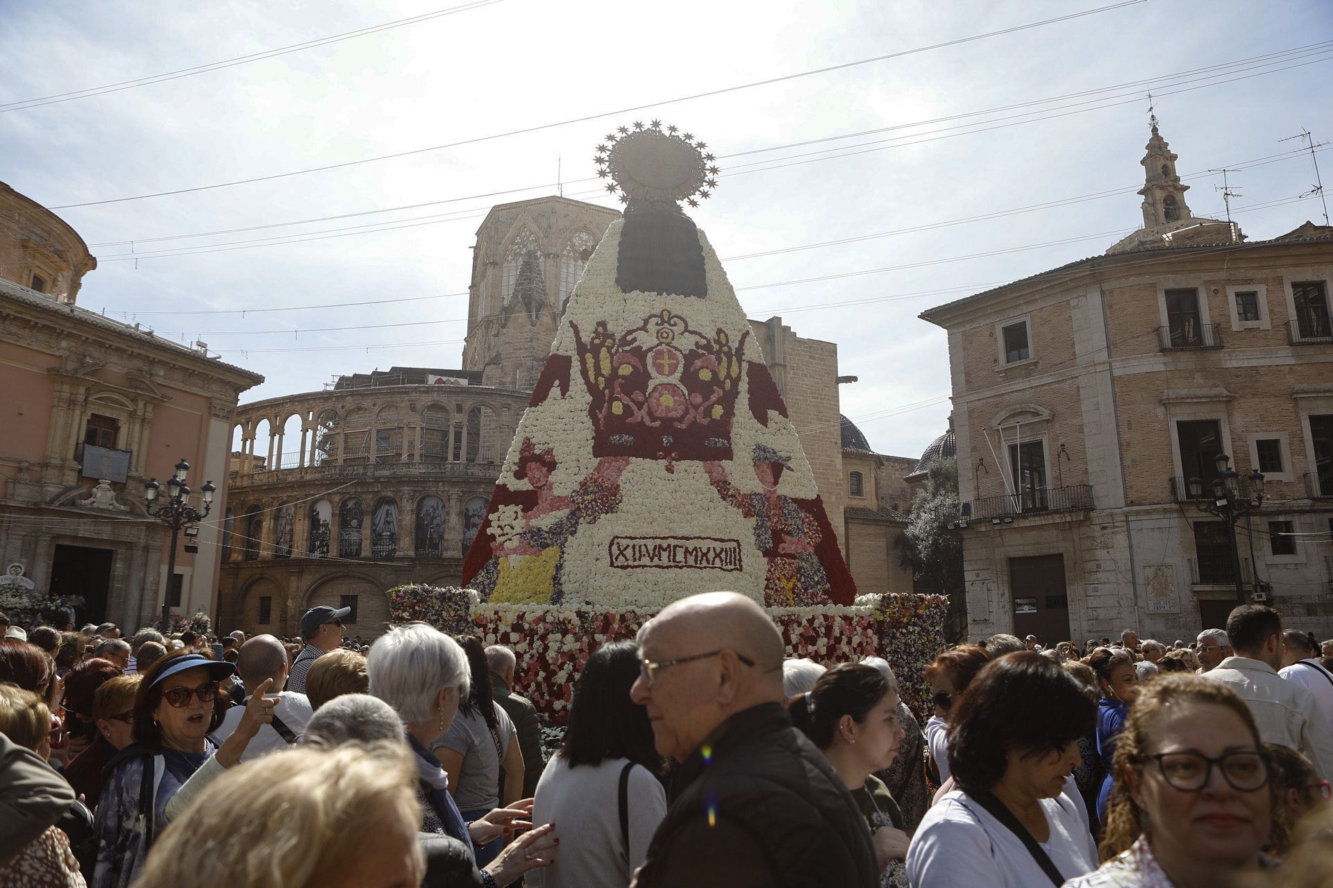 La 'otra ofrenda' a la Virgen llena la plaza tras la cremà