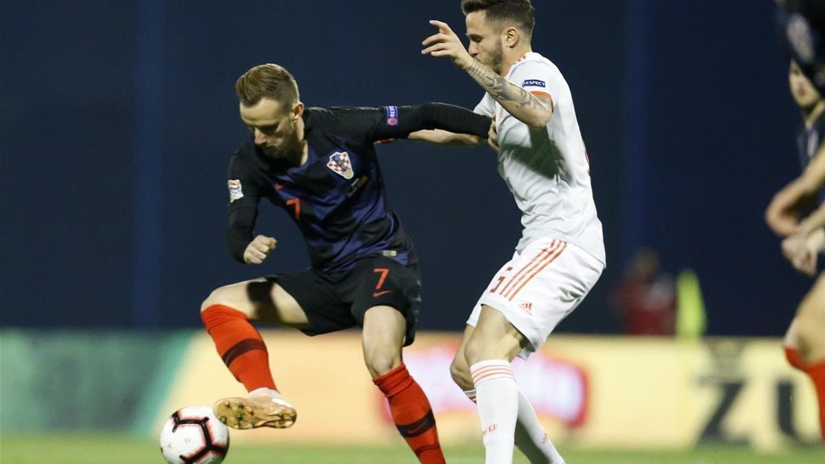 Rakitic, frente a Saúl, en el Croacia-España.