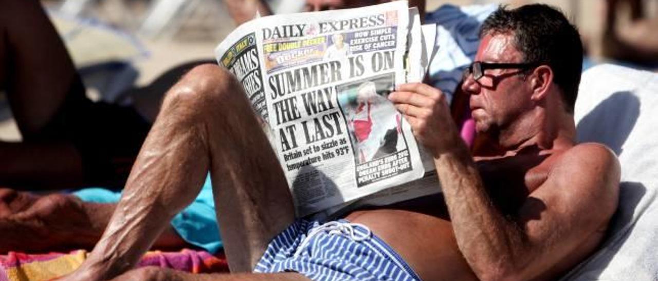 Un turista británico lee un tabloide inglés en una playa de Benidorm, punto estratégico del turismo británico en el Mediterráneo.