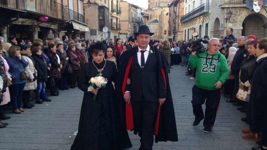 Una pareja desfila por la calle principal de Toro durante los festejos de Carnaval.