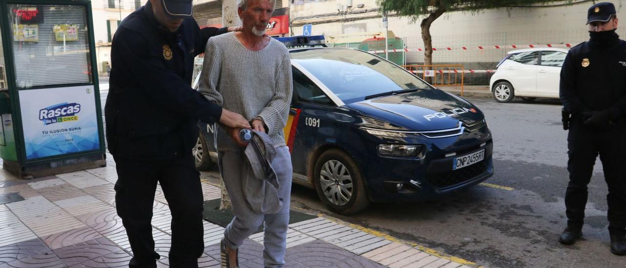 Imagen de archivo del detenido a su llegada al juzgado de guardia, en marzo del 2018. | J.A.RIERA