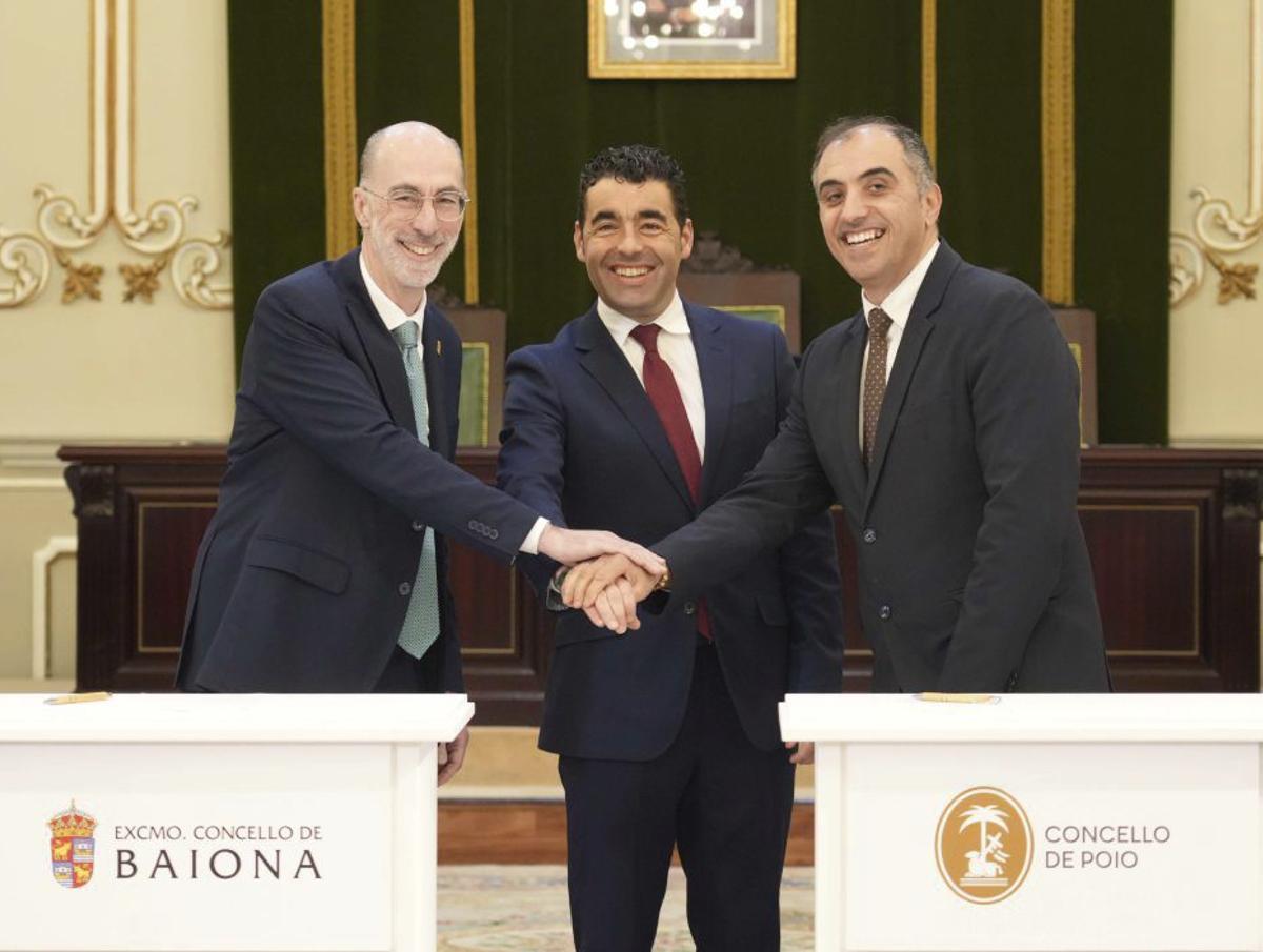 Jesús Vázquez Almuiña, Luis López y Ángel Moldez, ayer,  en el Pazo provincial, firman el acuerdo de colaboración. | D.P.