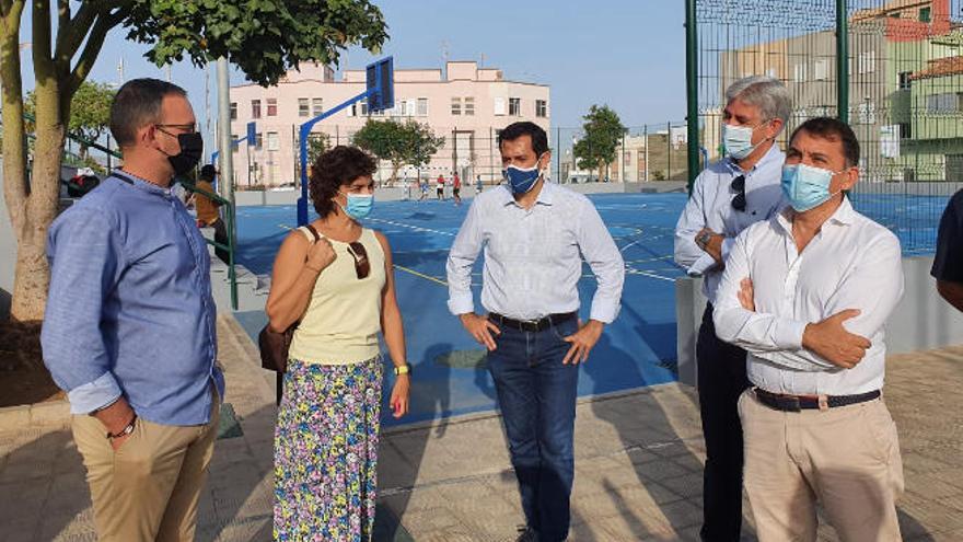 Javier Rivero -a la izquierda-, Alicia Cebrián, Juan José Martínez, José Manuel Bermúdez y un representante vecinal, durante la visita a las instalaciones.