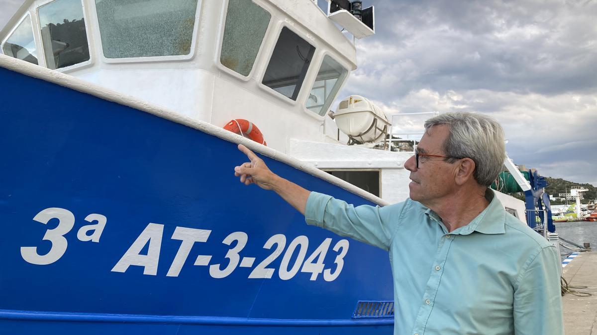 Antoni Falcó, mostrant la seva barca amarrada al port de Roses