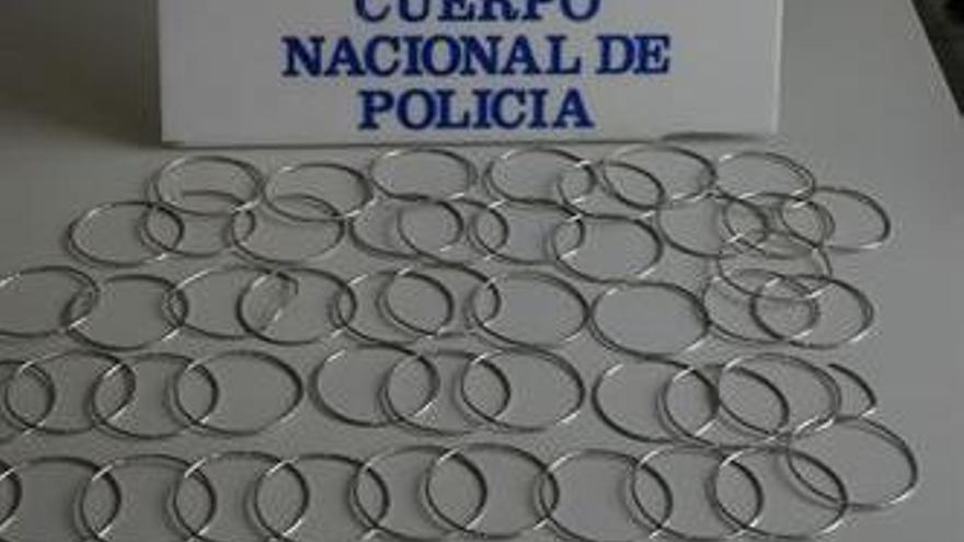 Dos detenidos por vender pulseras de oro falso en casas de empeño