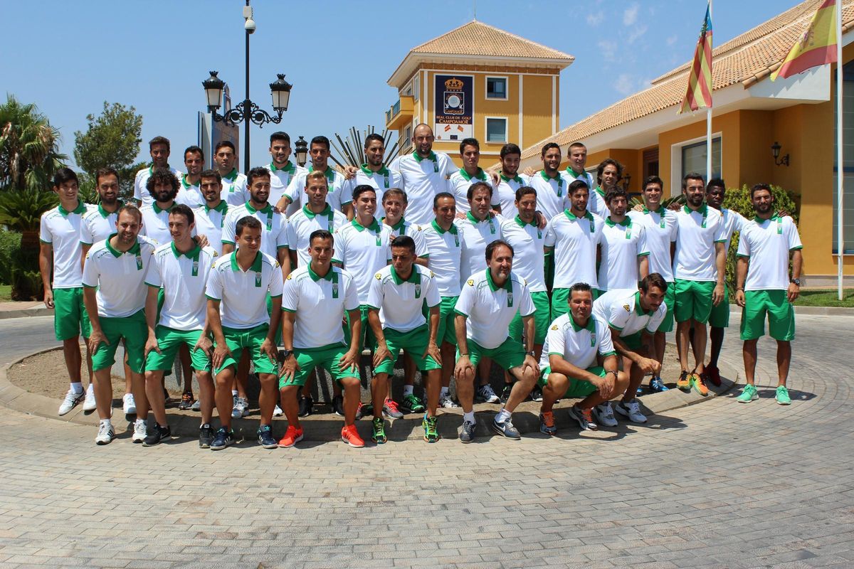 Foto de familia de la primera plantilla del Córdoba CF en Campoamor.