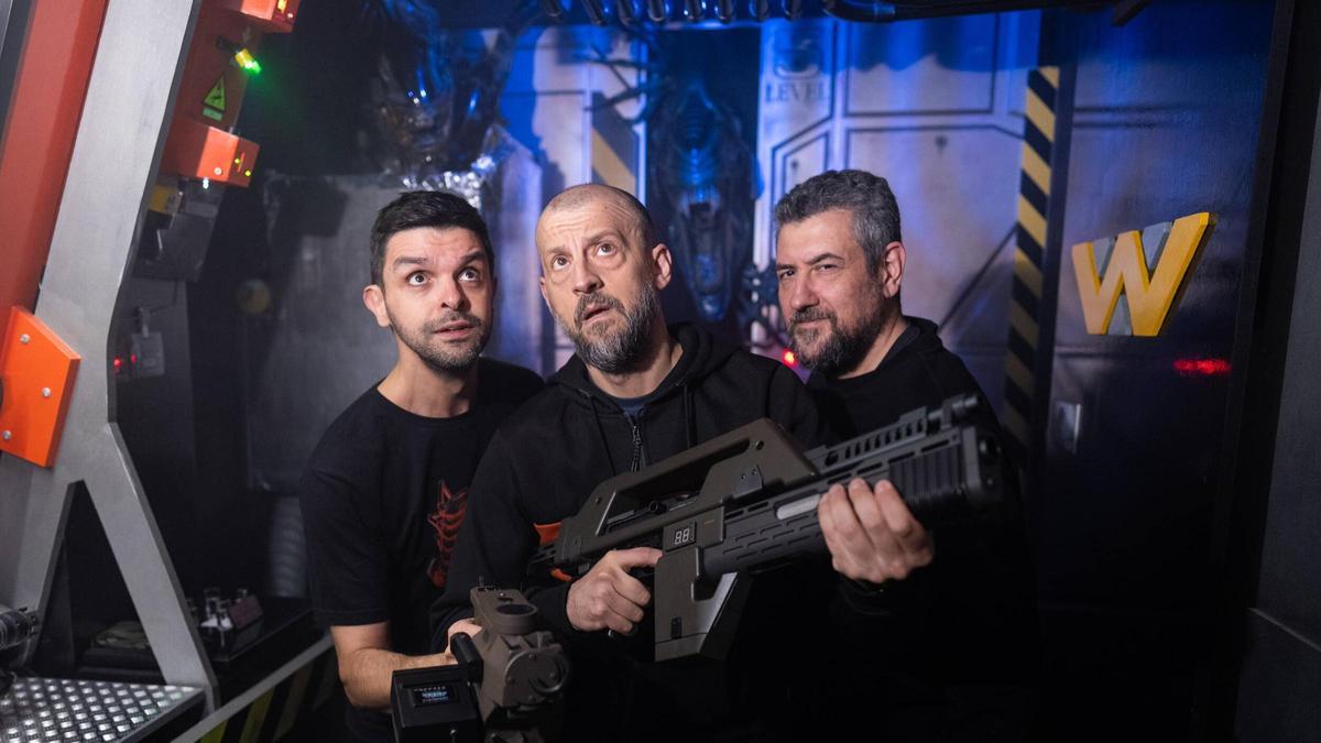 Carles, Luis y Vicenç posan con rifle y monstruo peliculero en el Museo Alien.
