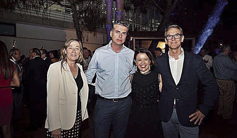 La directora del diario, Maria Ferrer, con Esther Grávalos, Aitor Ortega y Bruno Vilarasau, de Telefónica.