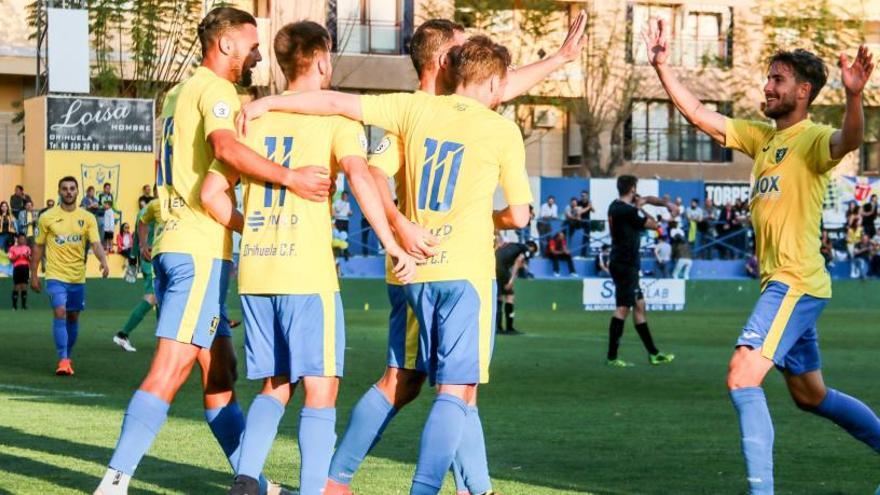 Los jugadores del Orihuela celebran un gol ante el Atzeneta.