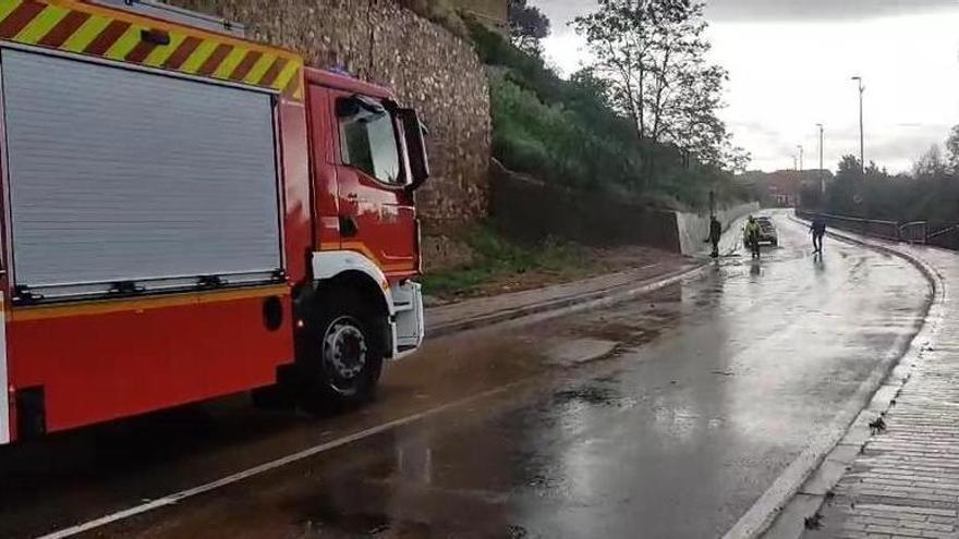 La tromba de agua arrastra tierra de los cuestos de La Mota de Benavente al Caracol y obliga a intervenir a Bomberos y Policía Local