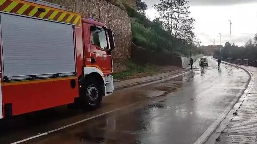La tromba de agua en Benavente arrastra tierra sobre el Caracol y corta parte de uno de los carriles
