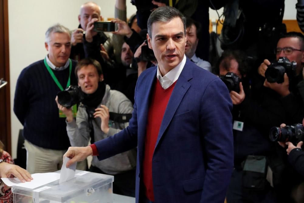 Pedro Sánchez votando