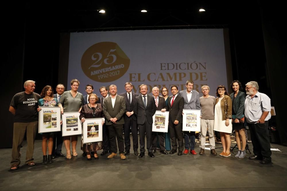 Imagen de grupo de todos los premiados y de las personalidades que entregaron los galardones por el 25º aniversario de la edición del Camp de Morvedre.