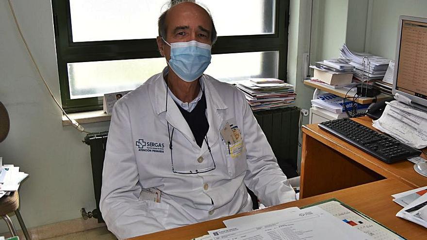 El doctor Javier Sáez-Torres, ayer, en el centro de salud de Chapela.  | // FDV