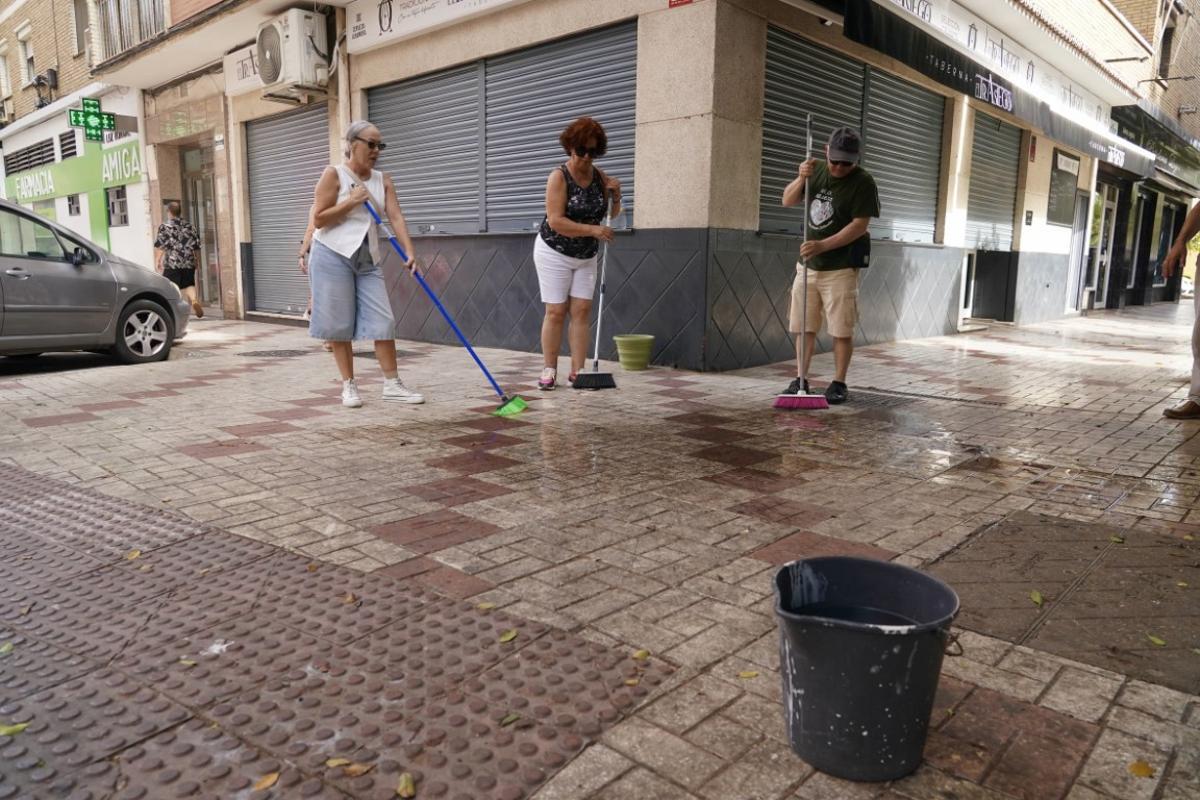 Otra vista de la acción de protesta ayer en La Luz por la falta de limpieza.