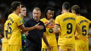 El entrenador del Barça, Hansi Flick, entre los jugadores, Kounde, Christensen, Iñigo Martínez y Lewandowski en Mestalla durante una pausa