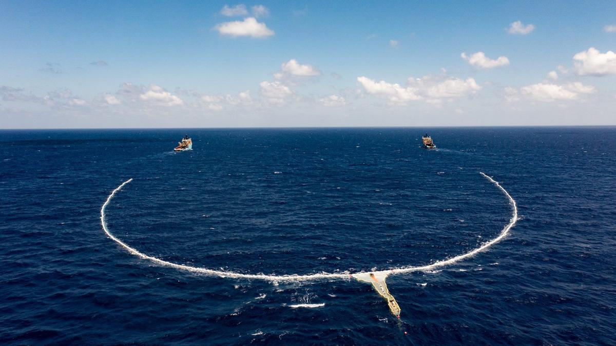 Recogen 100.000 kilos de plástico del mar pescándolo con redes gigantes