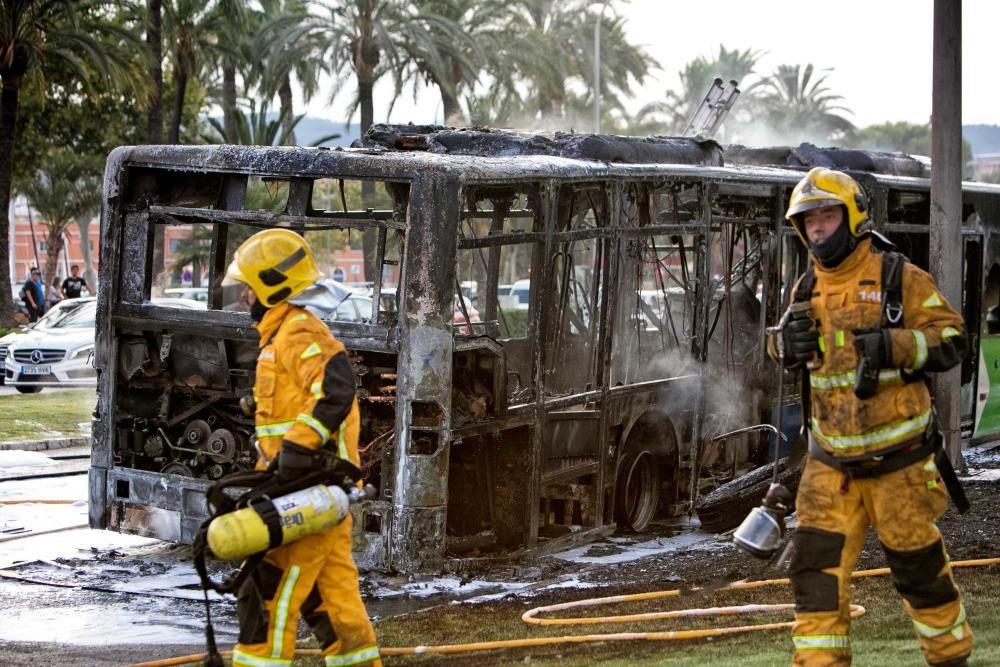Se incendia un autobús de la EMT en pleno Paseo Sagrera de Palma