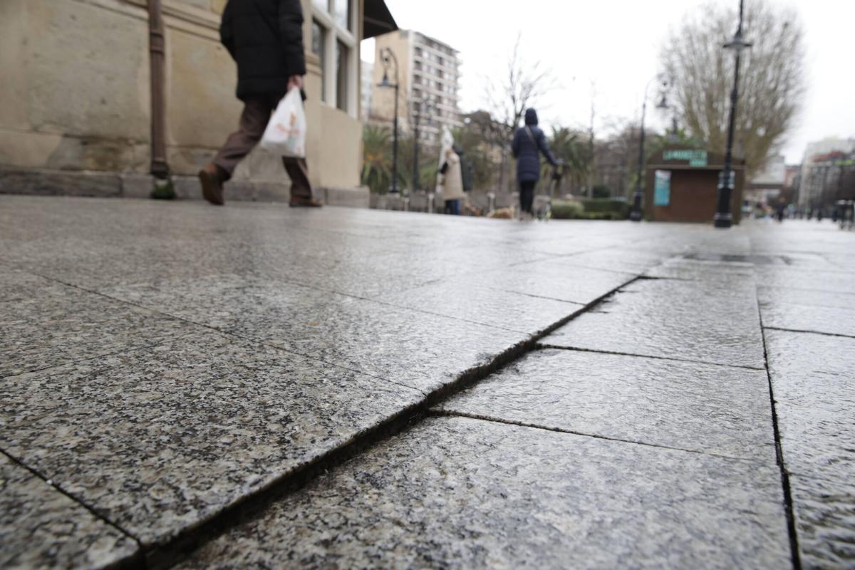 Gijón. Paseo Begoña. Opines sobre estado del piso, baldosas, charcos, hundimientos, resaltes peligrosos. Gijón. Paseo Begoña. Opines sobre estado del piso, baldosas, charcos, hundimientos, resaltes peligrosos.