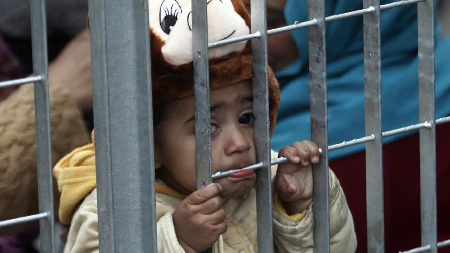 Un niño afgano en un campamento de refugiados en Atenas.