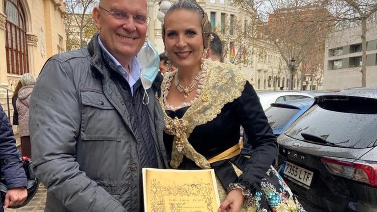 Félix Crespo y Vanessa Lerma, con el pergamino acreditativo