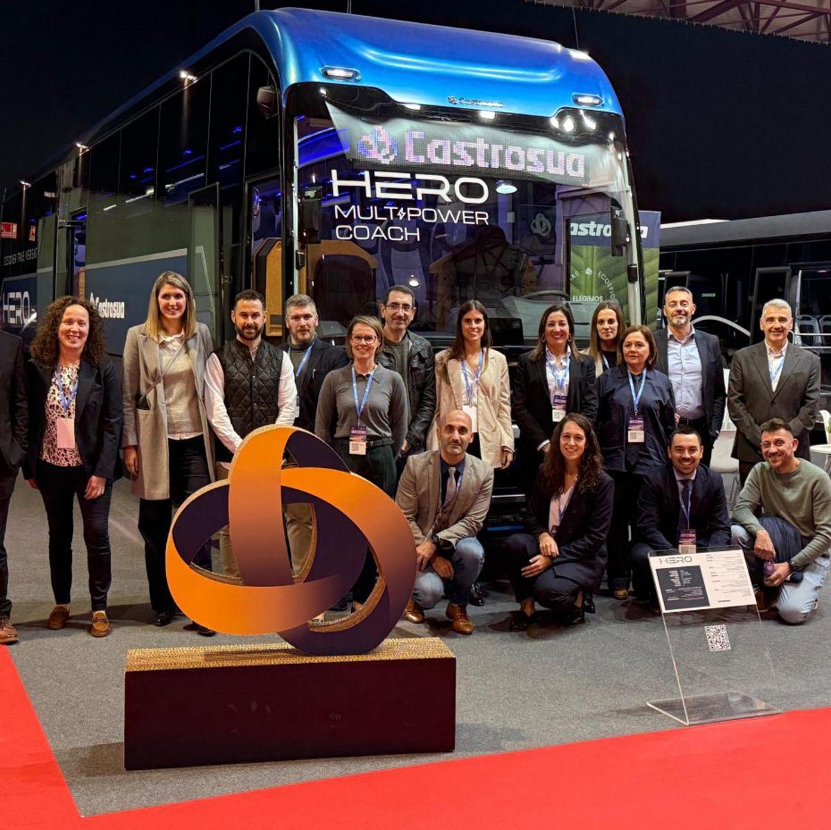 Equipo de trabajo de la empresa con el autobús premiado. | CEDIDA