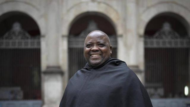 El rector de la parròquia de Sant Agustí, Faustino Mlelwga, espera la visita del Papa el juny vinent. | FERRAN NADEU