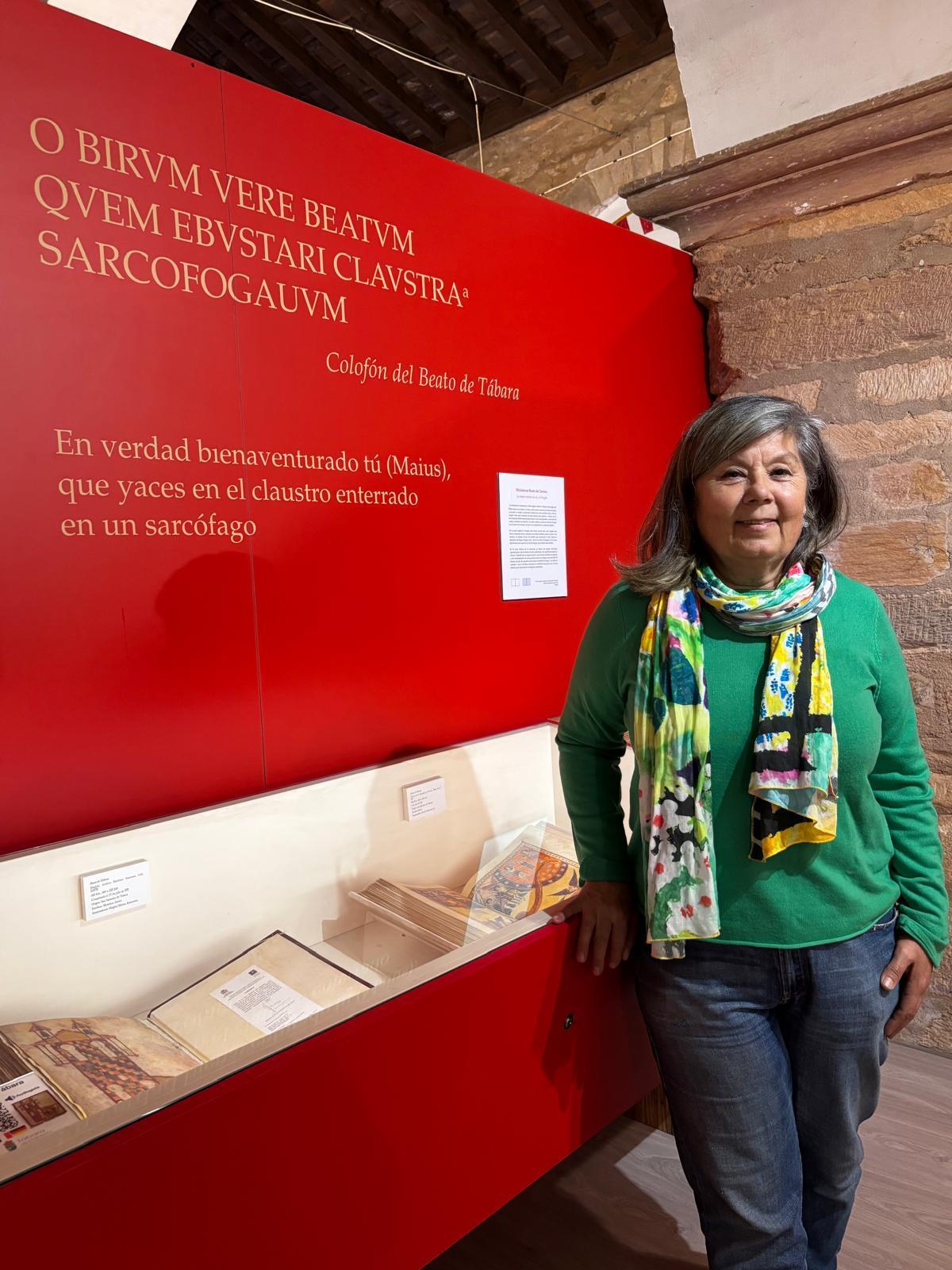La concejala de Cultura posa en el interior del Centro de Interpretación de los Beatos.