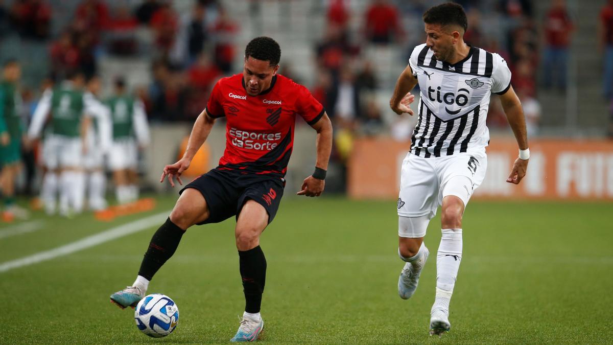 Vitor Roque controla el balón ante el acoso de Marcial Campuzano, del Libertad, en la Copa Libertadores.