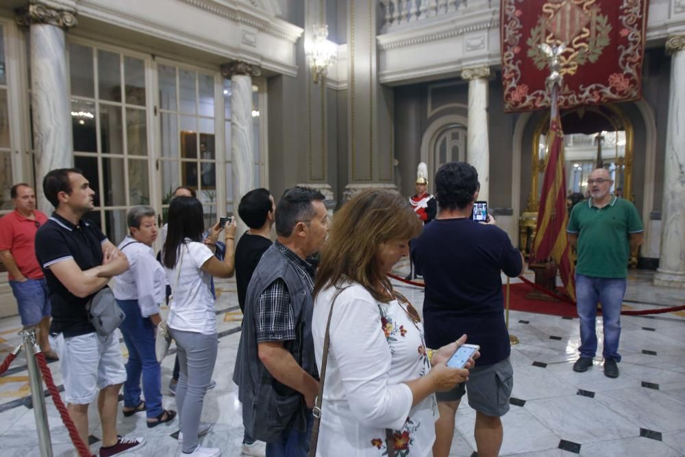 Los valencianos visitan la Real Senyera, expuesta en la sala de cristal