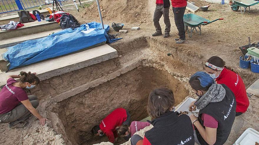 Los trabajos de exhumación de los 11 represaliados de la fosa X de Alicante.  