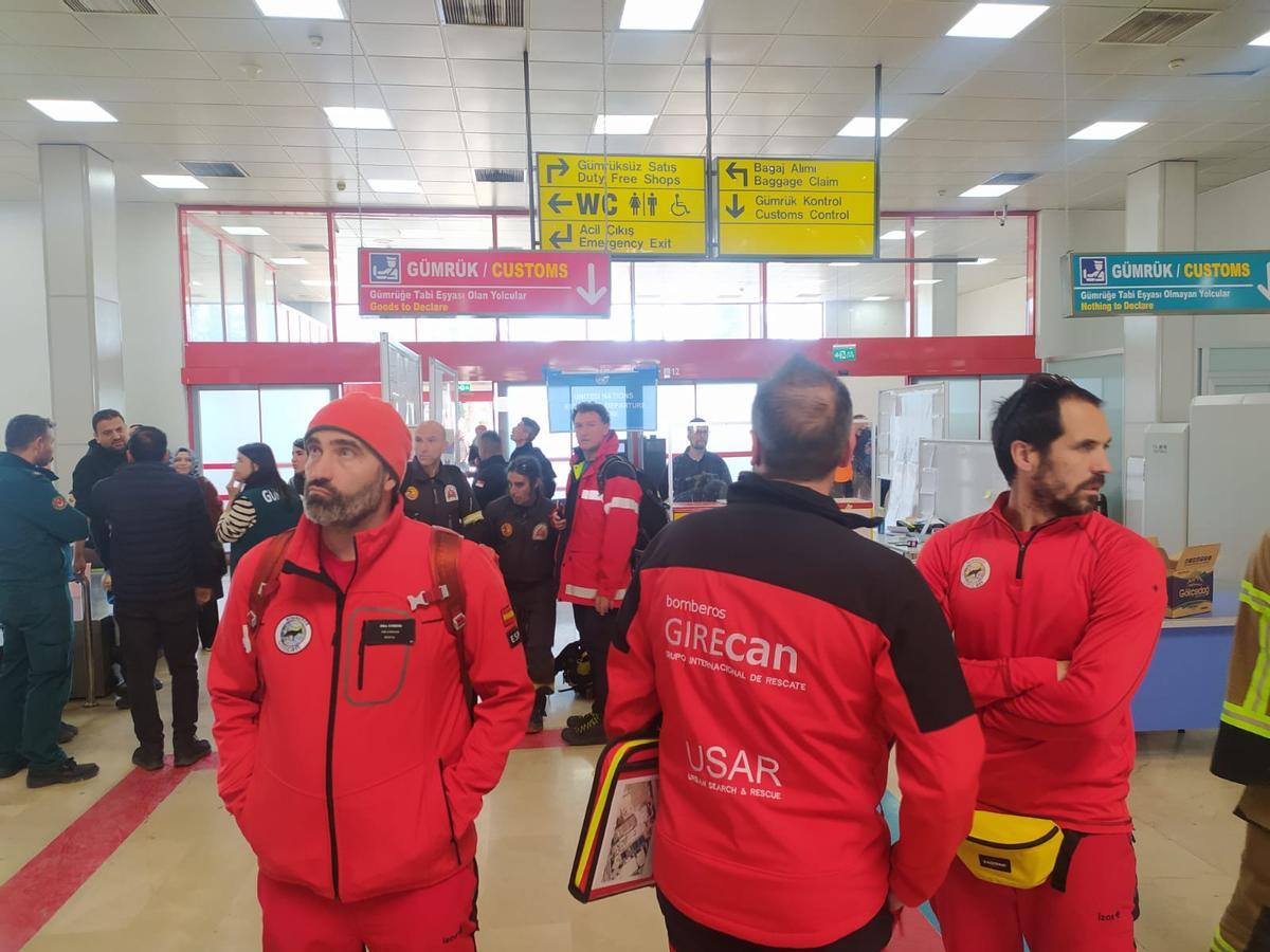 El grupo del bombero de Palma Toni Jaume, en el aeropuerto de Adana.