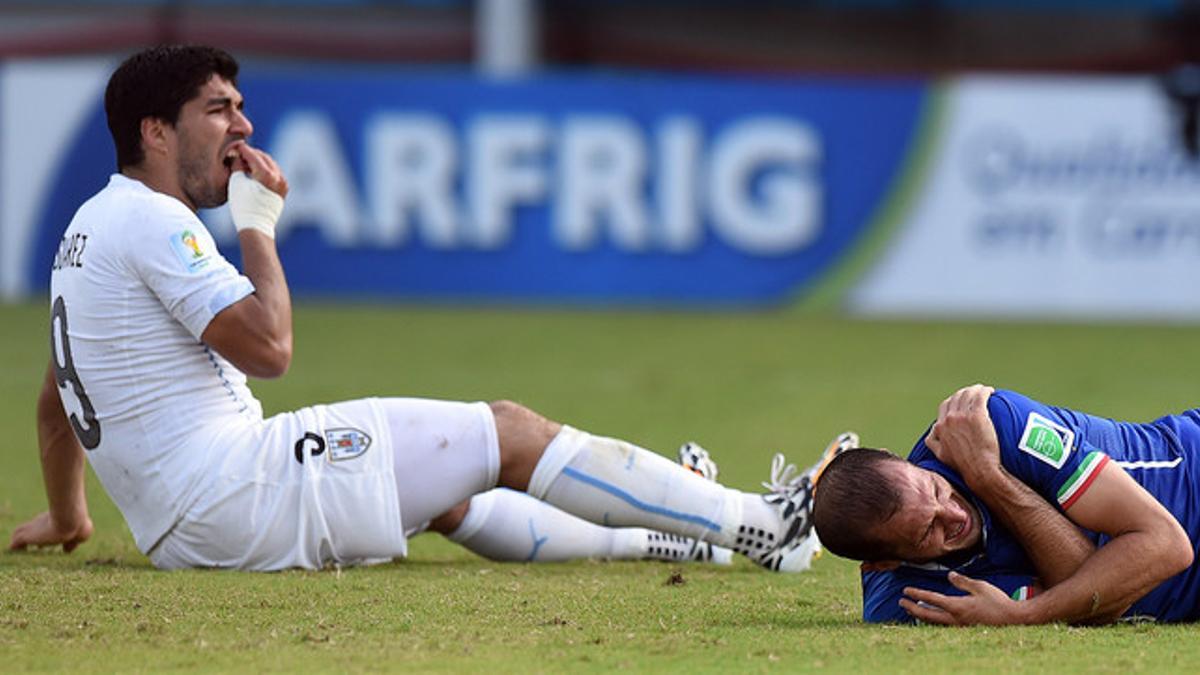 Luis Suárez (izquierda), tras morder a Giorgio Chiellini, en el partido entre Uruguay e Italia