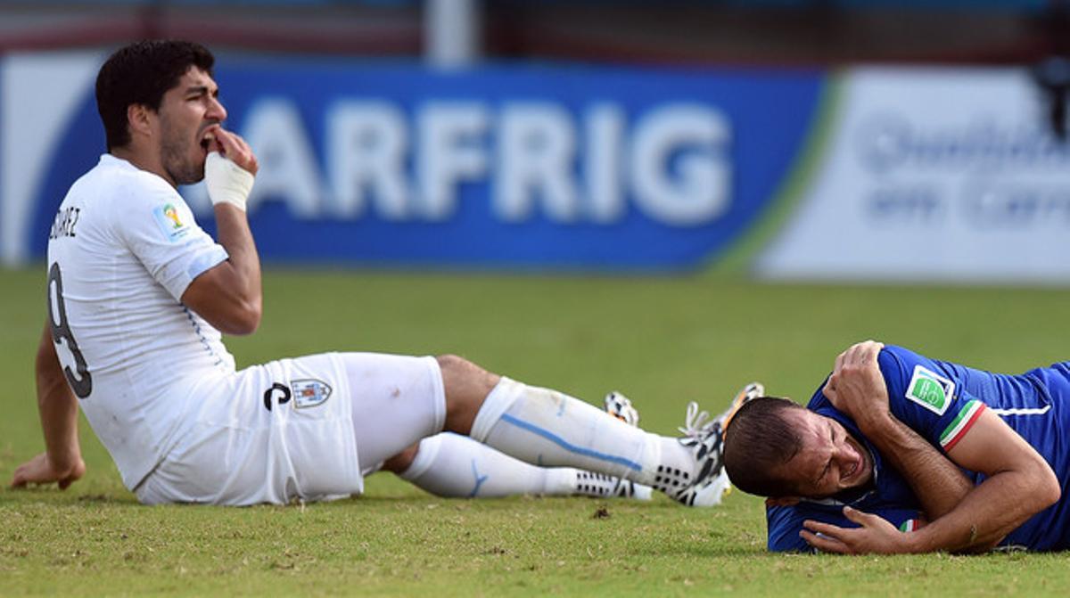 Luis Suárez (esquerra), després de mossegar Giorgio Chiellini, en el partit entre l’Uruguai i Itàlia. Luis Suárez (esquerra), després de mossegar Giorgio Chiellini, en el partit entre l’Uruguai i Itàlia.